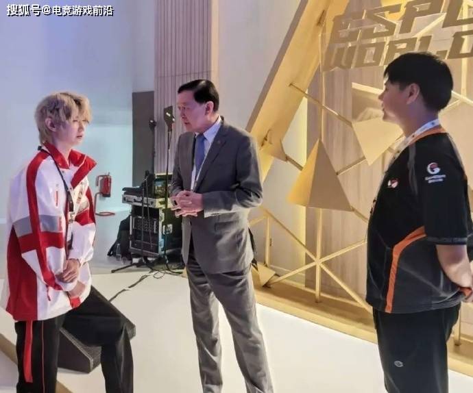 "一诺"红毯杀疯了!中沙电竞天团合影曝光:王俊凯+街霸冠军+王者荣耀FMVP的"国家队"排面